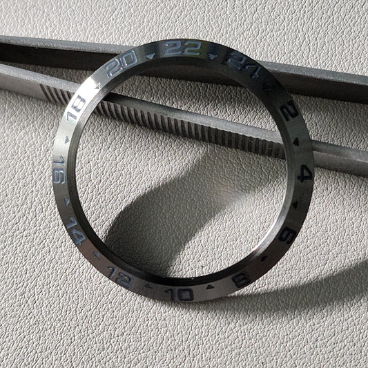 SLIM 24hr Bezel / Gunmetal Brushed Dark Fonts