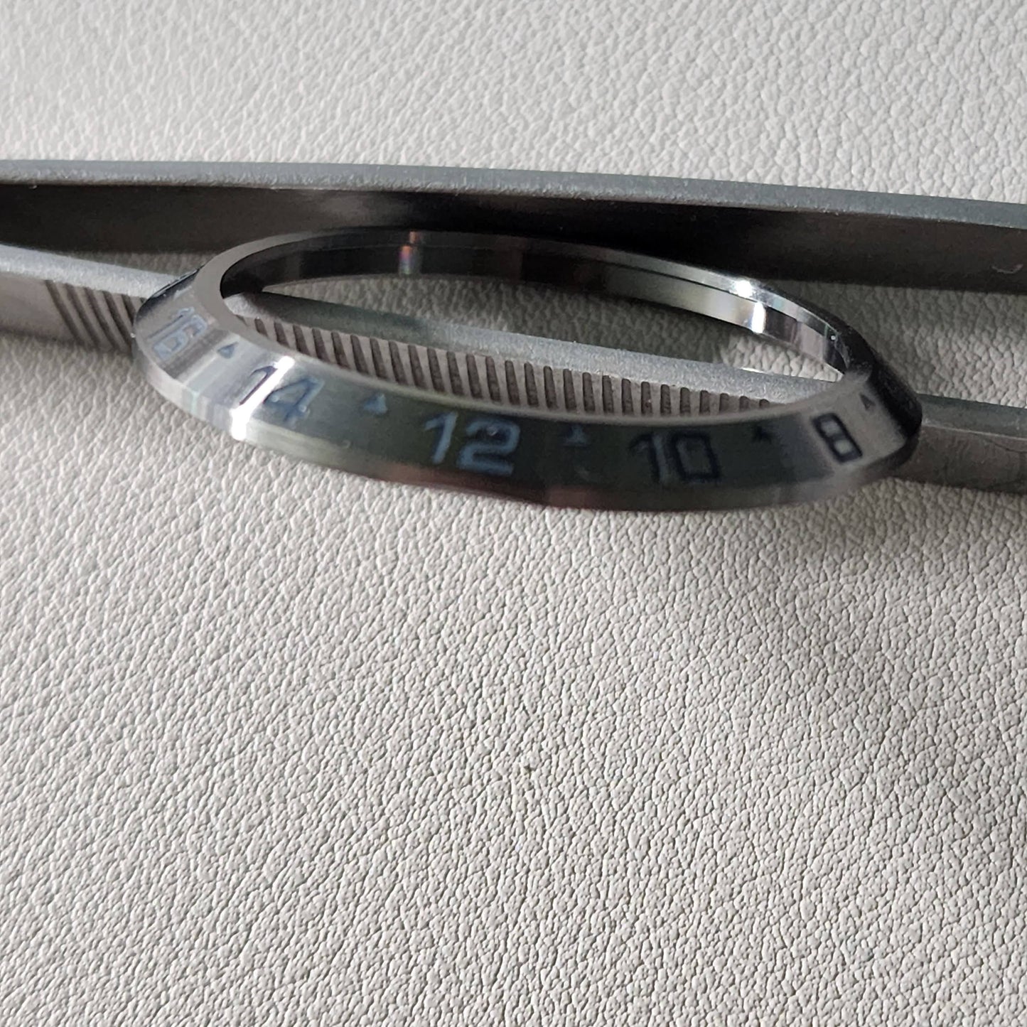SLIM 24hr Bezel / Gunmetal Brushed Dark Fonts