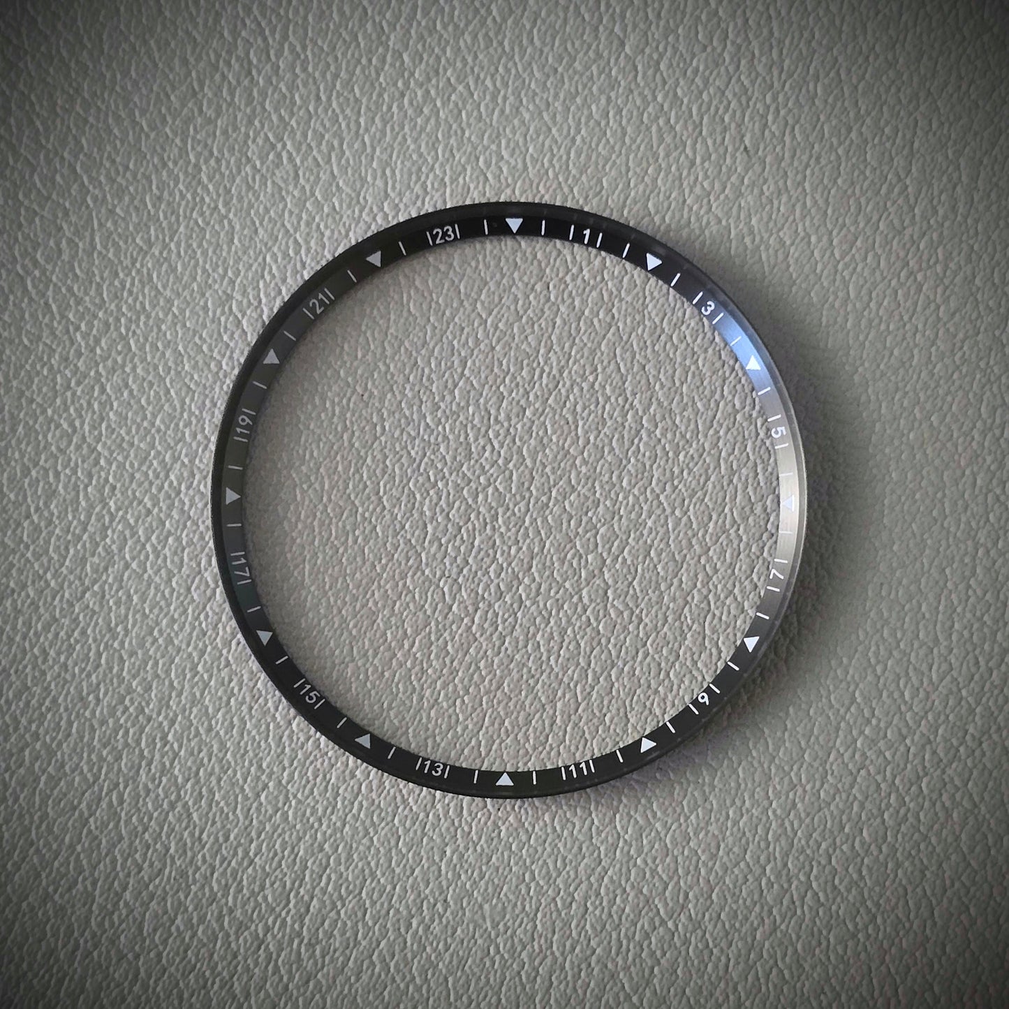 Angled GMT + MINUTE / Gunmetal Brushed + White