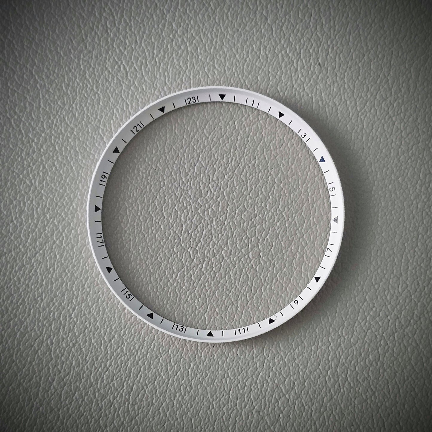 Angled GMT + MINUTE / White + Black