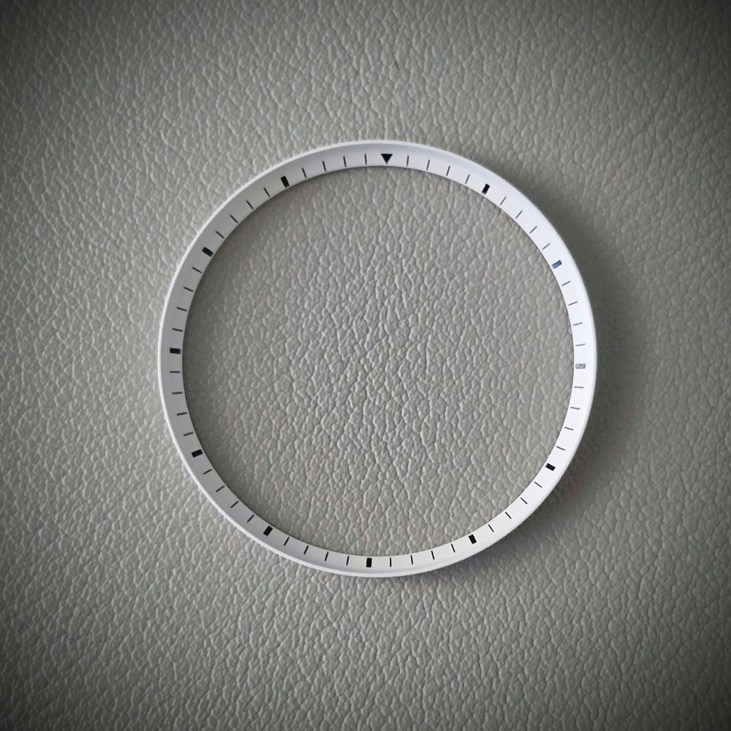 Angled MINUTE / White + Black