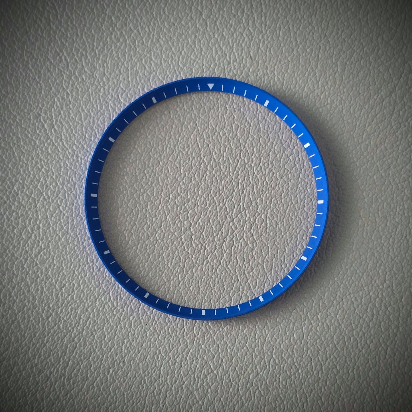 Angled MINUTE / Blue + White