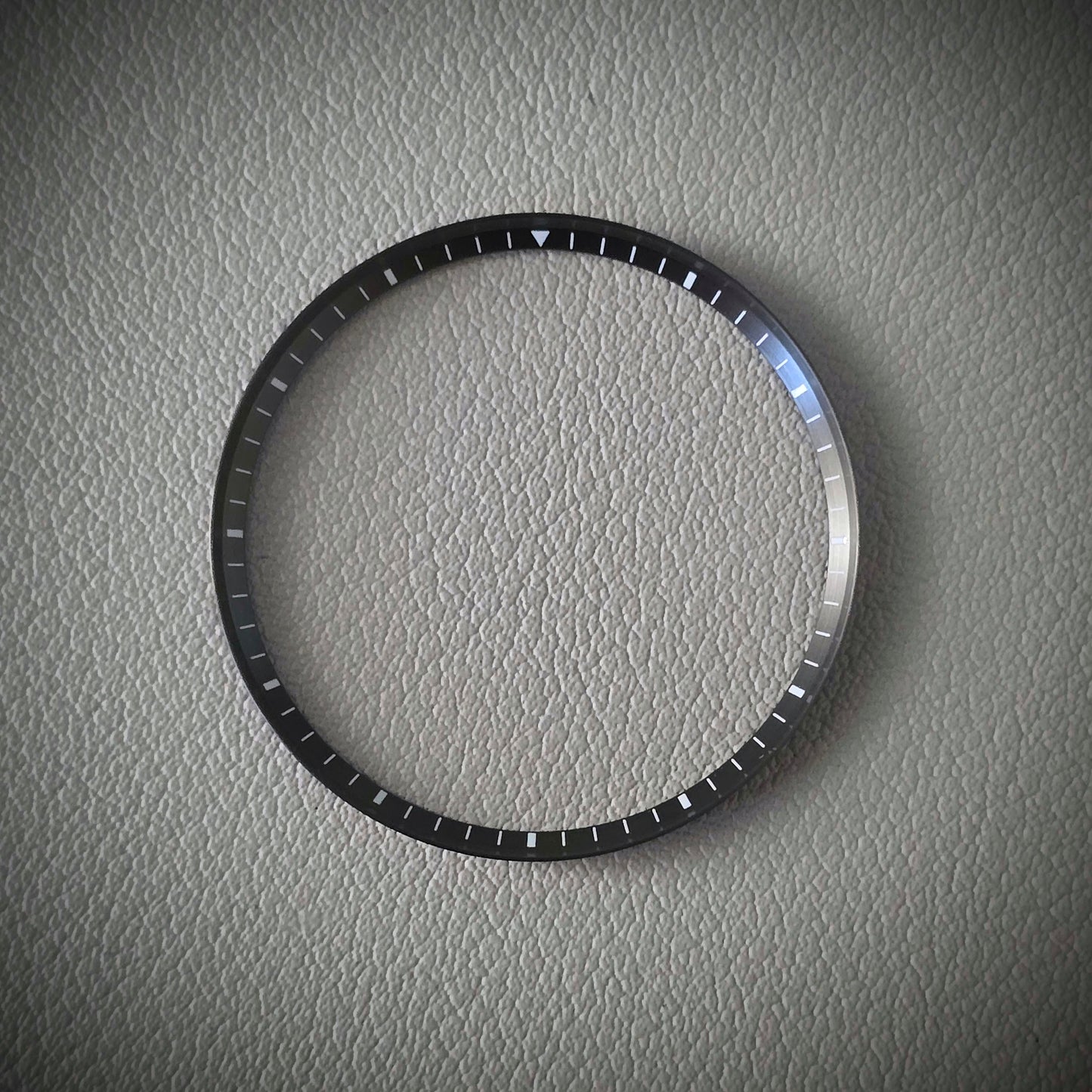 Angled MINUTE / Gunmetal Brushed + White