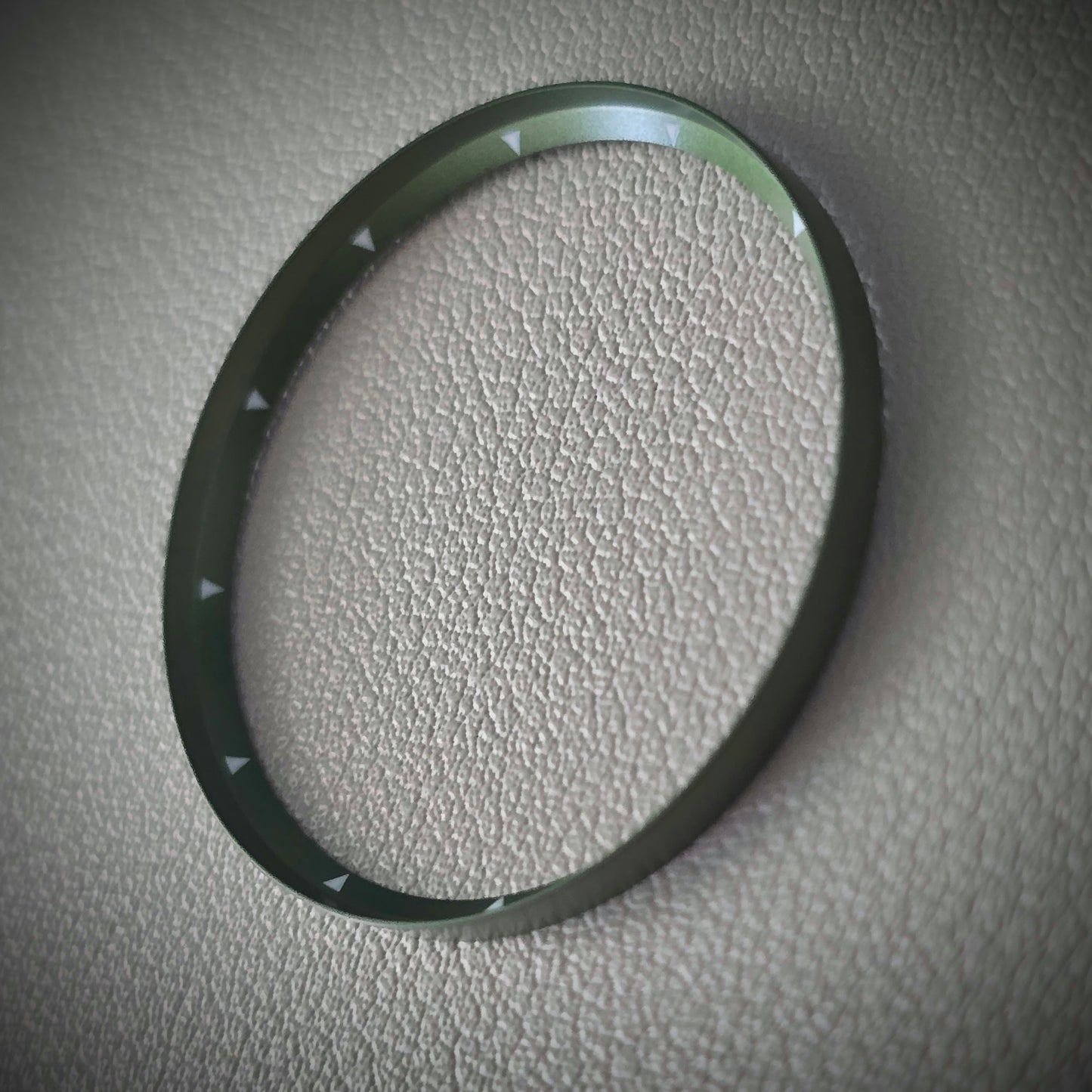Angled TRIANGLE / Army Green Brushed + White