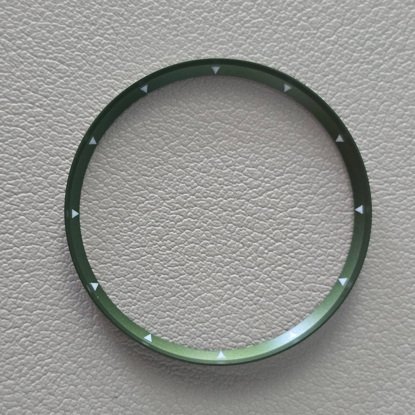 Angled TRIANGLE / Army Green Brushed + White