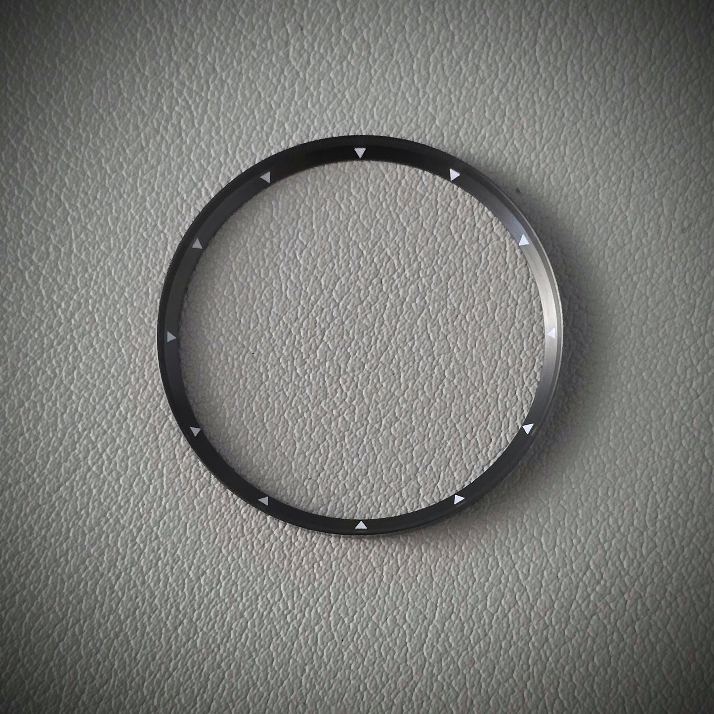 Angled TRIANGLE / Gunmetal Brushed + White