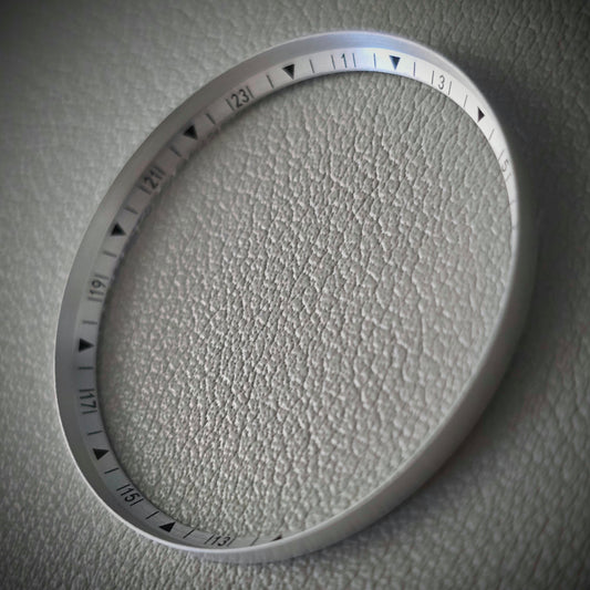 Angled GMT + MINUTE / Brushed + Black