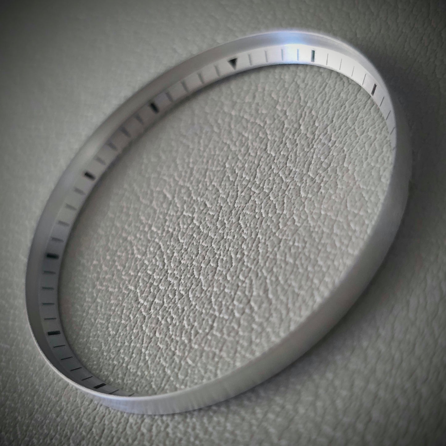 Angled MINUTE / Brushed + Black