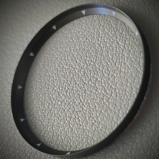 Angled TRIANGLE / Gunmetal Brushed + White