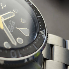 Load image into Gallery viewer, Bezel Insert SKX007 Steel Brushed C3 Low PIP / Sloped  / Black + Khaki fonts
